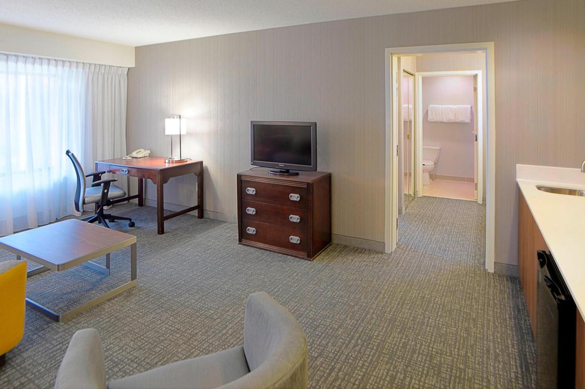 Courtyard By Marriott Kokomo Bagian luar foto