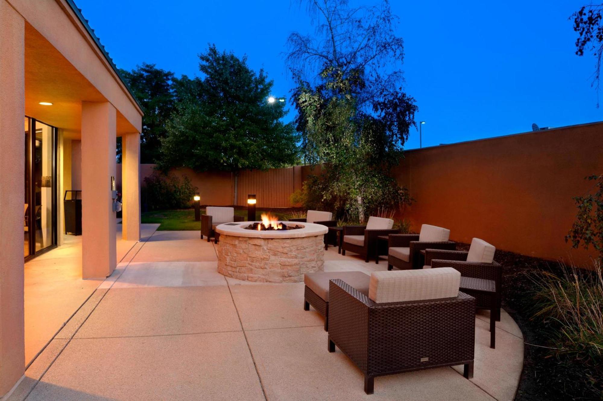 Courtyard By Marriott Kokomo Bagian luar foto