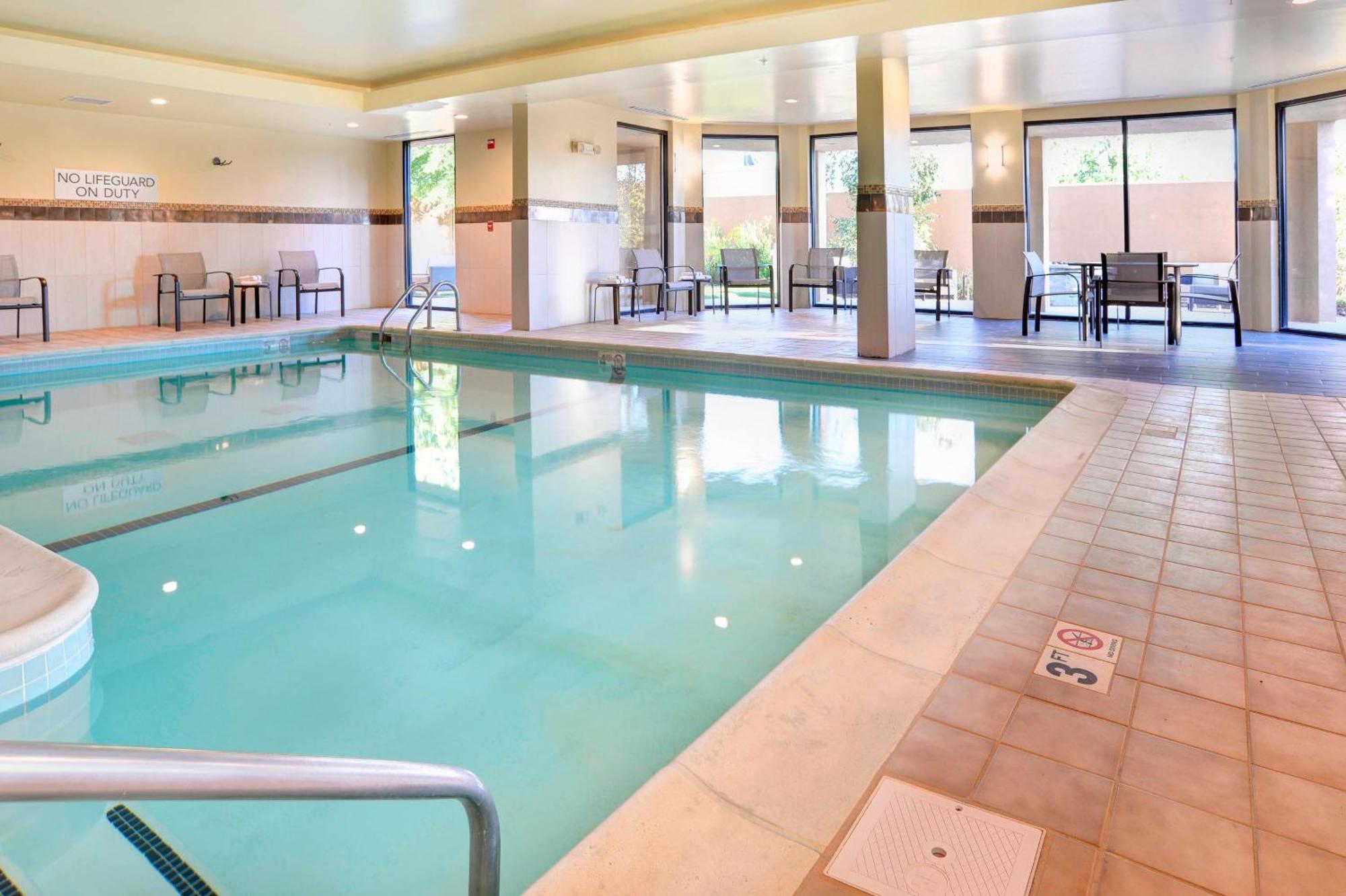 Courtyard By Marriott Kokomo Bagian luar foto