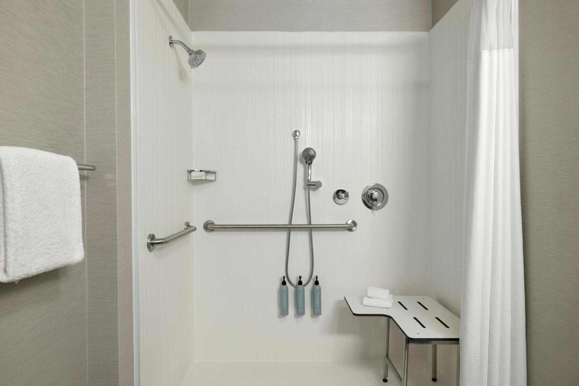 Courtyard By Marriott Kokomo Bagian luar foto