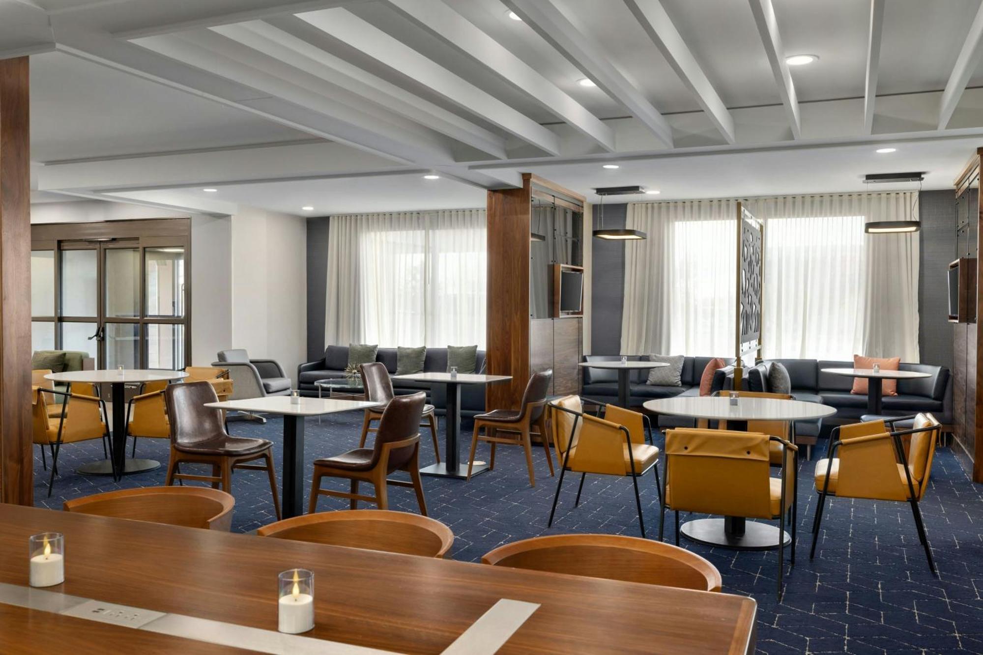 Courtyard By Marriott Kokomo Bagian luar foto
