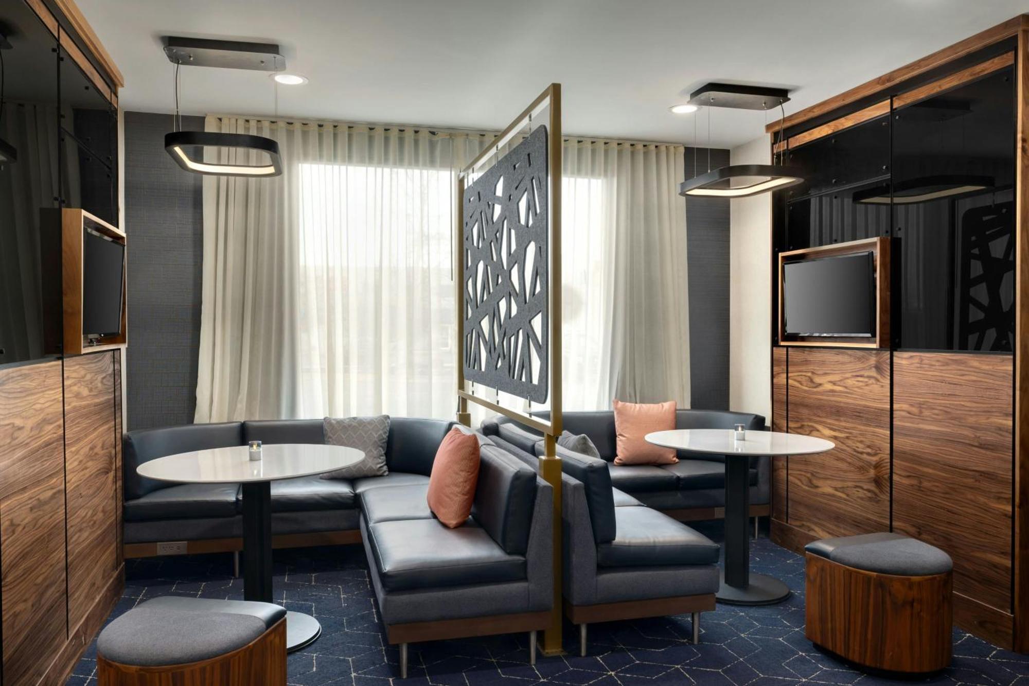 Courtyard By Marriott Kokomo Bagian luar foto