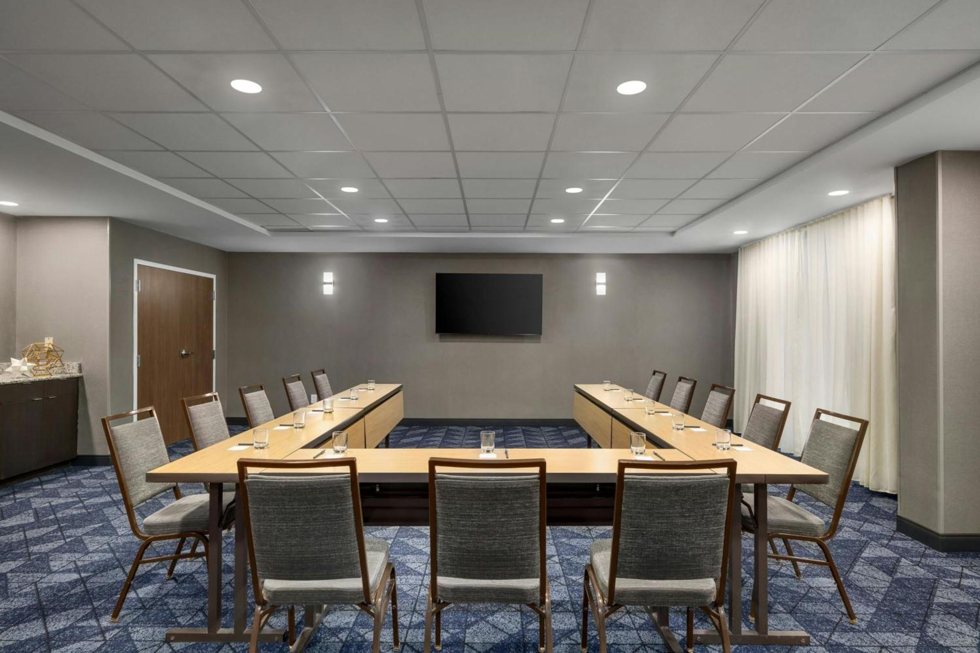 Courtyard By Marriott Kokomo Bagian luar foto